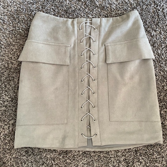 Velvet laced-up skirt with pockets from Akira - Picture 3 of 3